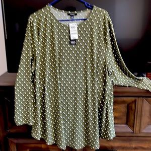 Women’s green print polyester long sleeve top - New - never been worn